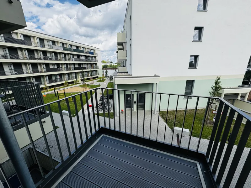 Wohnen am Wasser mit Wow-Faktor – stilvoll möbliert & mit Balkon — photo 1